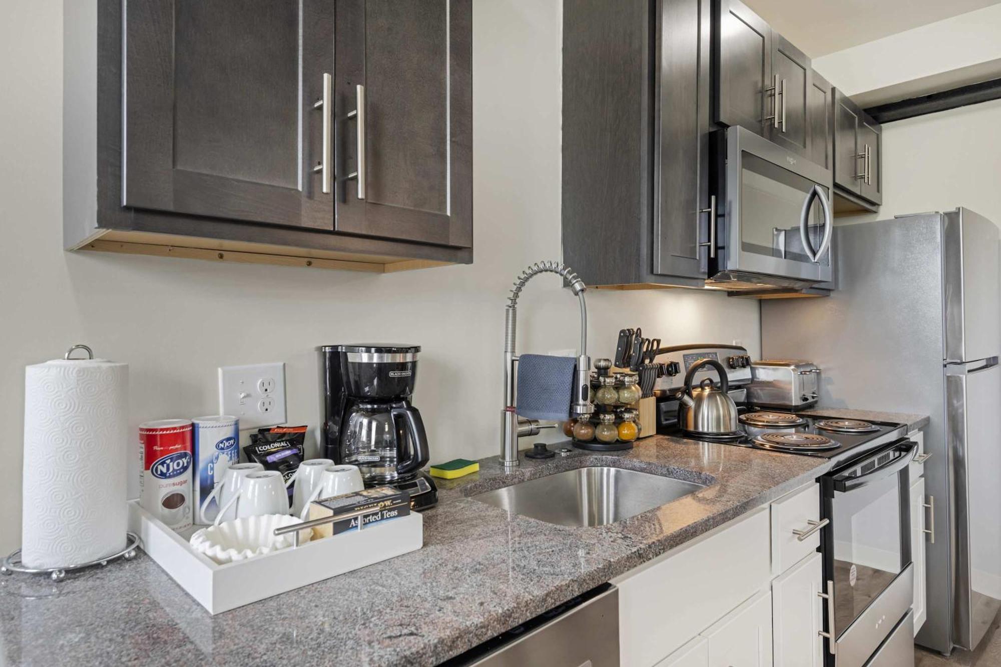 2br Brand New Near Henry Ford